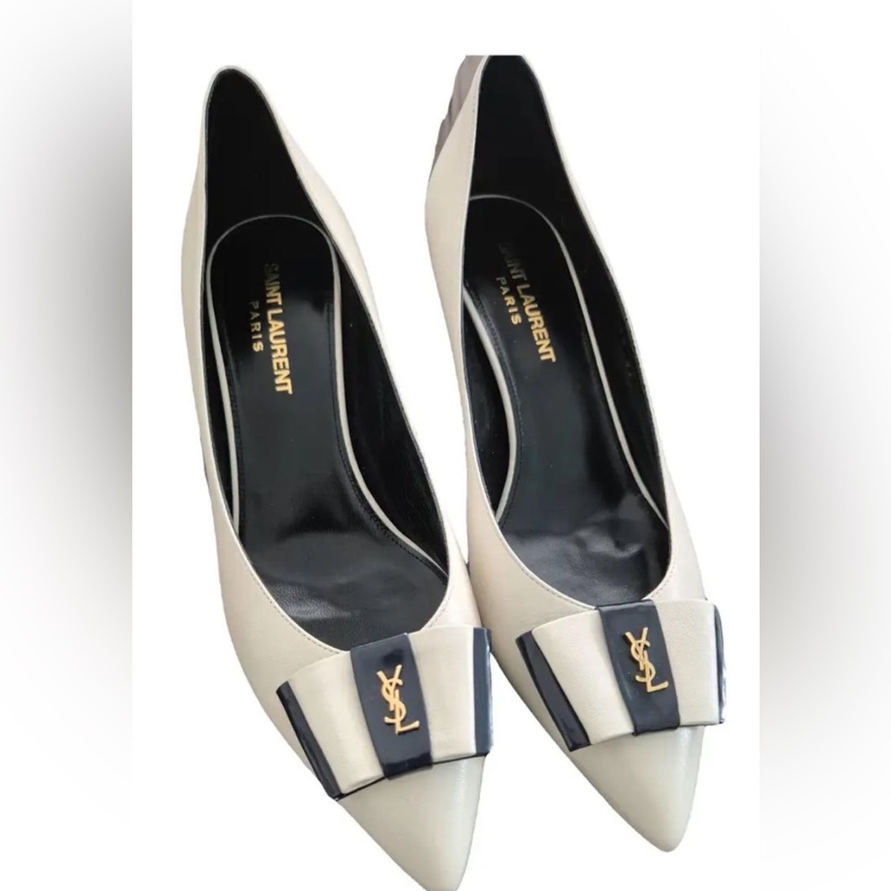 SAINT LAURENT 
Calfskin Bow Anais Pumps 37.5 White